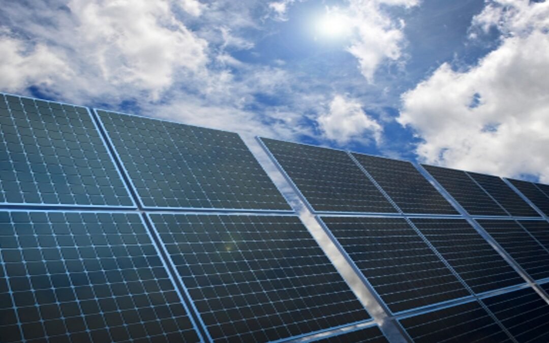 O mercado de energia solar: uma fonte de energia limpa, sustentável e promissora